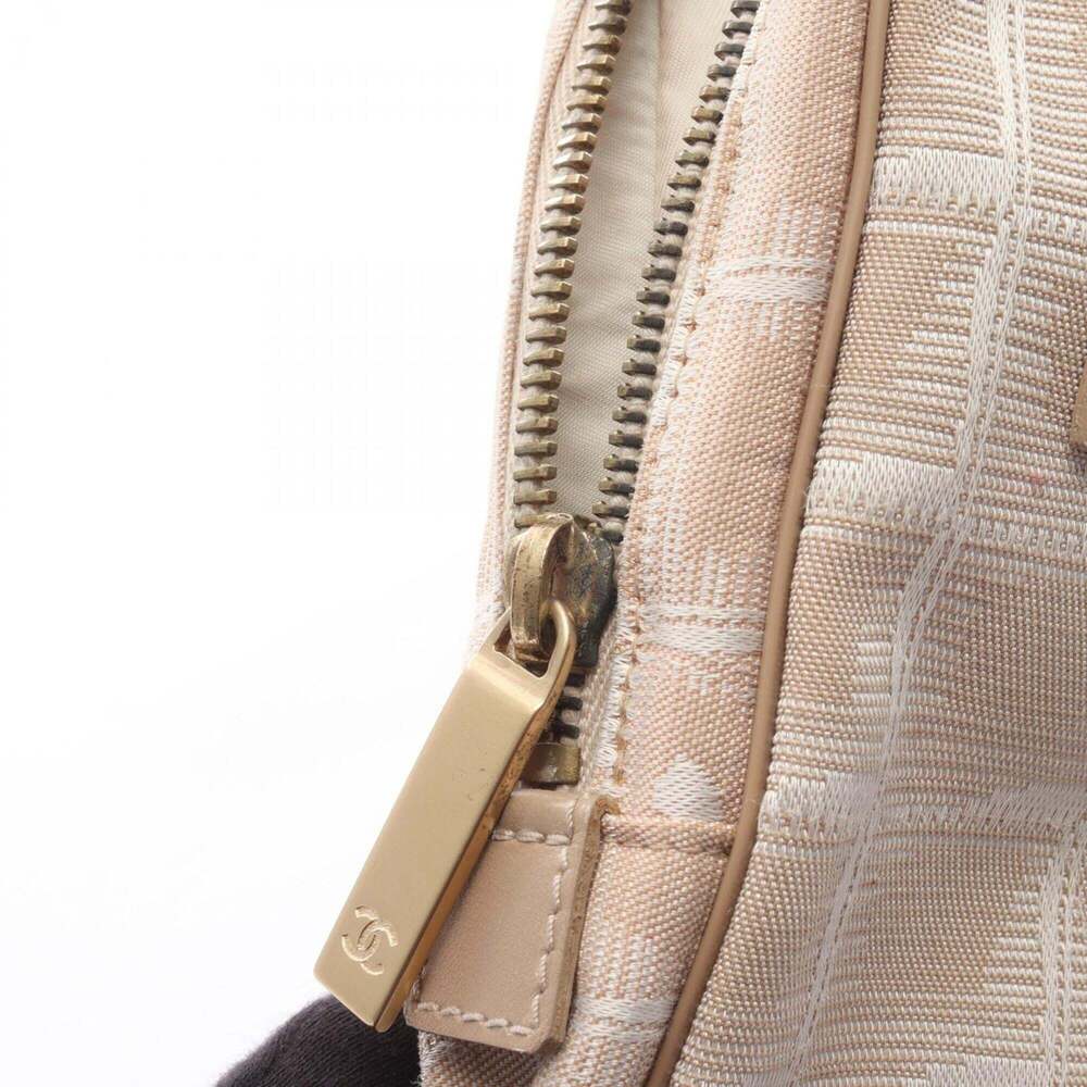 CHANEL Cream Leather Shoulder Bag - Picture 9 of 11